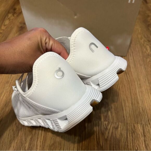 ON CLOUD COAST white running athletic training shoes sneakers women’s 9 new - Picture 4 of 8